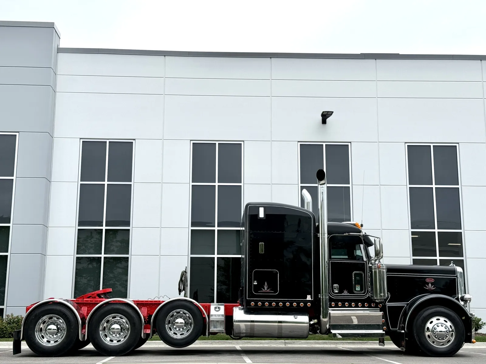 2019 Peterbilt 389 in New Lenox, IL — photo 3