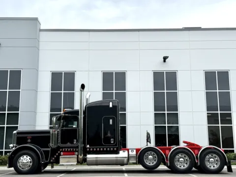 More photos of 2019 PETERBILT 389 at Forge Truck Centers - Illinois, IL