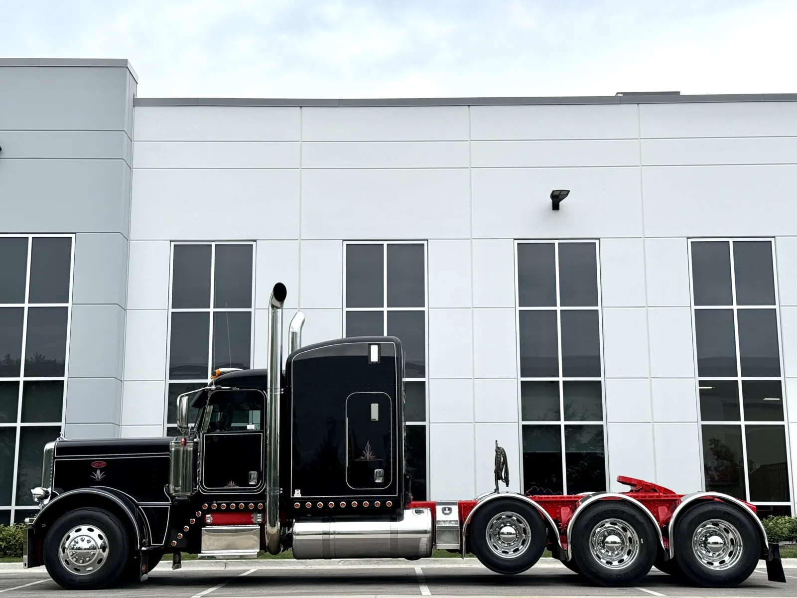 2019 Peterbilt 389 in New Lenox, IL — photo 4