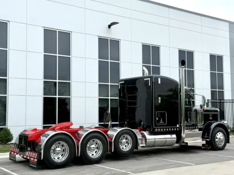 More photos of 2019 PETERBILT 389 at Forge Truck Centers - Illinois, IL