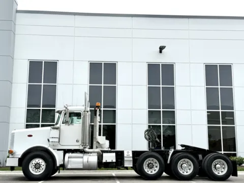 More photos of 1998 PETERBILT 378 at Forge Truck Centers - Illinois, IL