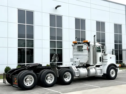 More photos of 1998 PETERBILT 378 at Forge Truck Centers - Illinois, IL