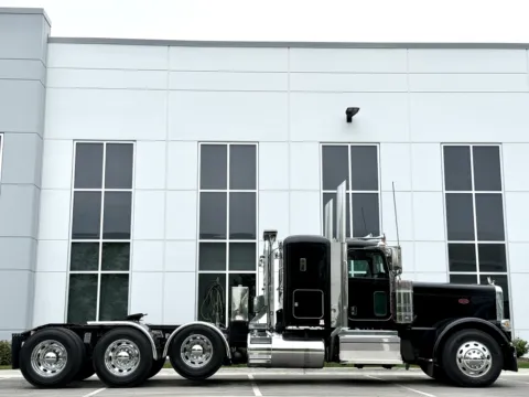 Another view of 2020 PETERBILT 389 for sale in New Lenox, IL at Forge Truck Centers - Illinois