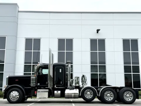 More photos of 2020 PETERBILT 389 at Forge Truck Centers - Illinois, IL