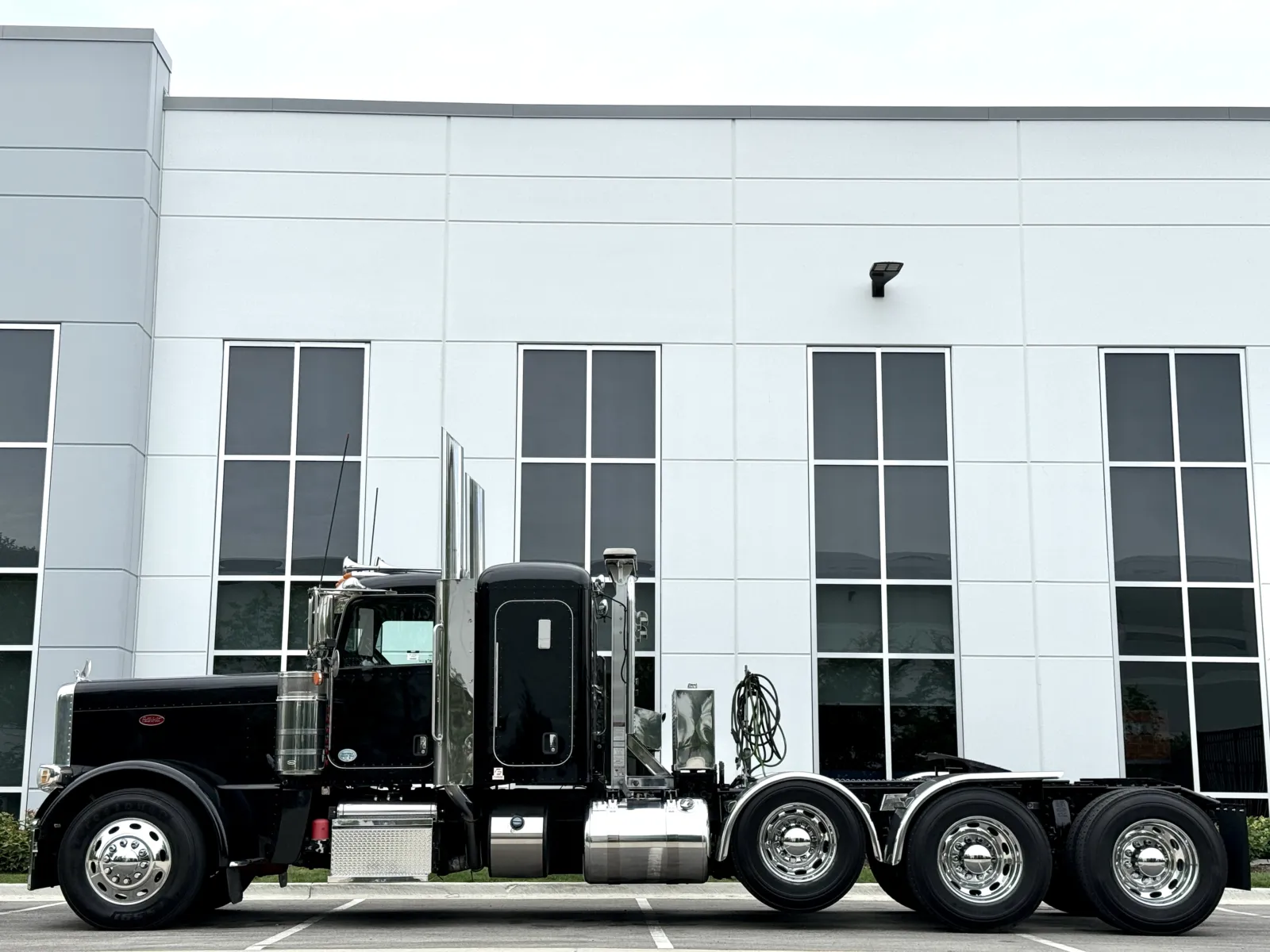 2020 Peterbilt 389 in New Lenox, IL — photo 4