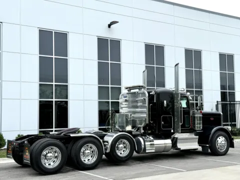 More photos of 2020 PETERBILT 389 at Forge Truck Centers - Illinois, IL