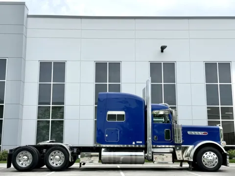 Another view of 2016 PETERBILT 389 for sale in New Lenox, IL at Forge Truck Centers - Illinois
