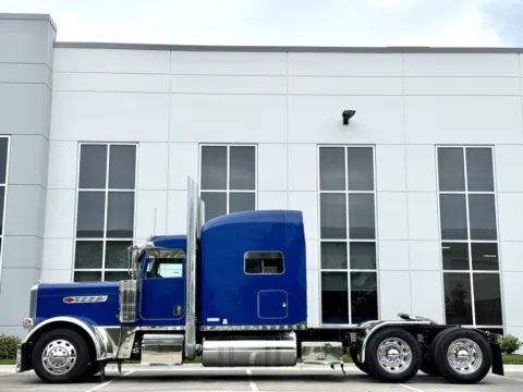 More photos of 2016 PETERBILT 389 at Forge Truck Centers - Illinois, IL