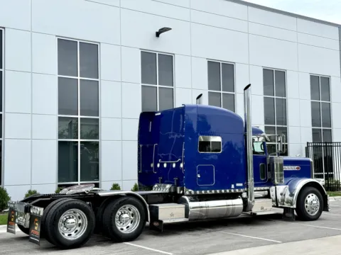 More photos of 2016 PETERBILT 389 at Forge Truck Centers - Illinois, IL