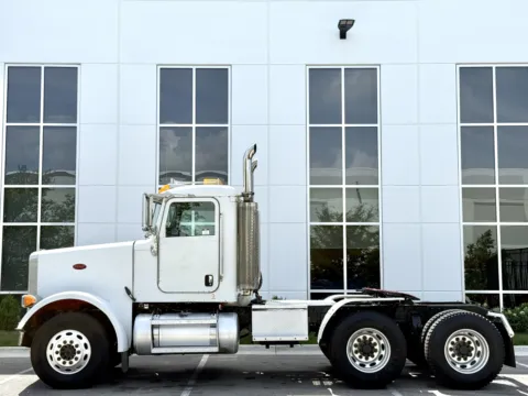 More photos of 2006 PETERBILT 378 at Forge Truck Centers - Illinois, IL