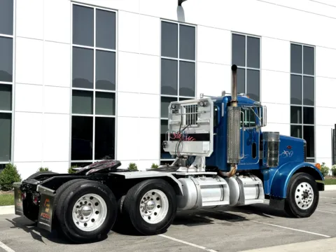 More photos of 2002 PETERBILT 378 at Forge Truck Centers - Illinois, IL