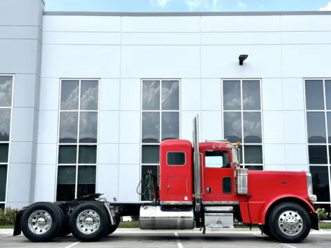 Another view of 2011 PETERBILT 389 for sale in New Lenox, IL at Forge Truck Centers - Illinois