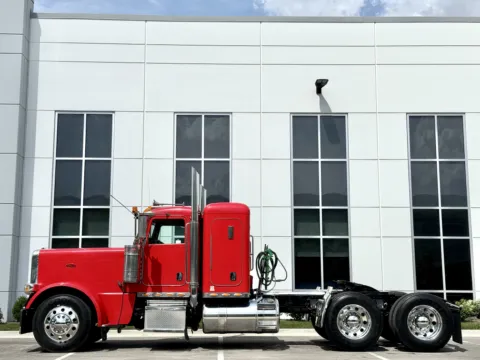 More photos of 2011 PETERBILT 389 at Forge Truck Centers - Illinois, IL