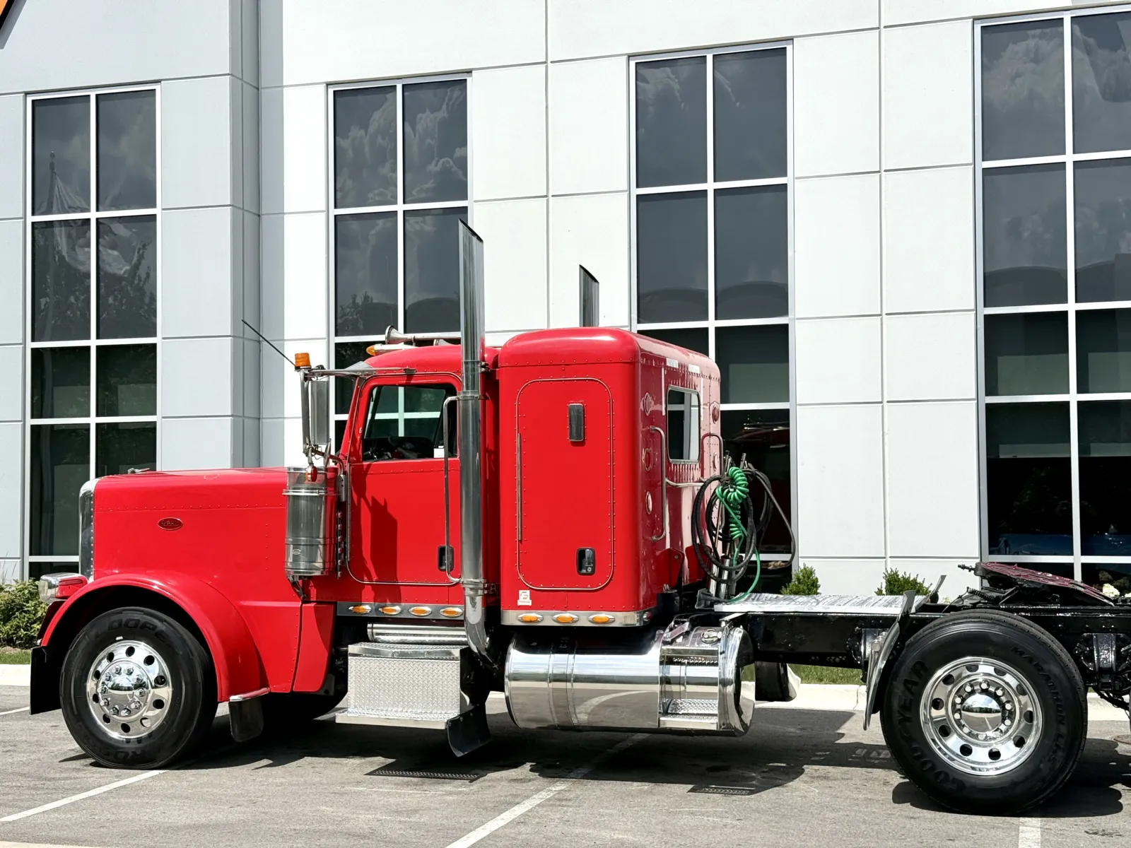 2011 Peterbilt 389 in New Lenox, IL — photo 8