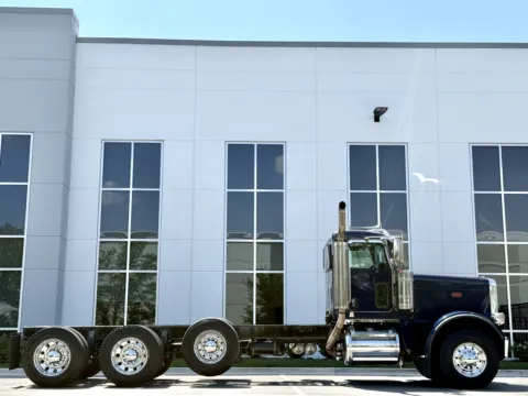 Another view of 2018 PETERBILT 389 for sale in New Lenox, IL at Forge Truck Centers - Illinois