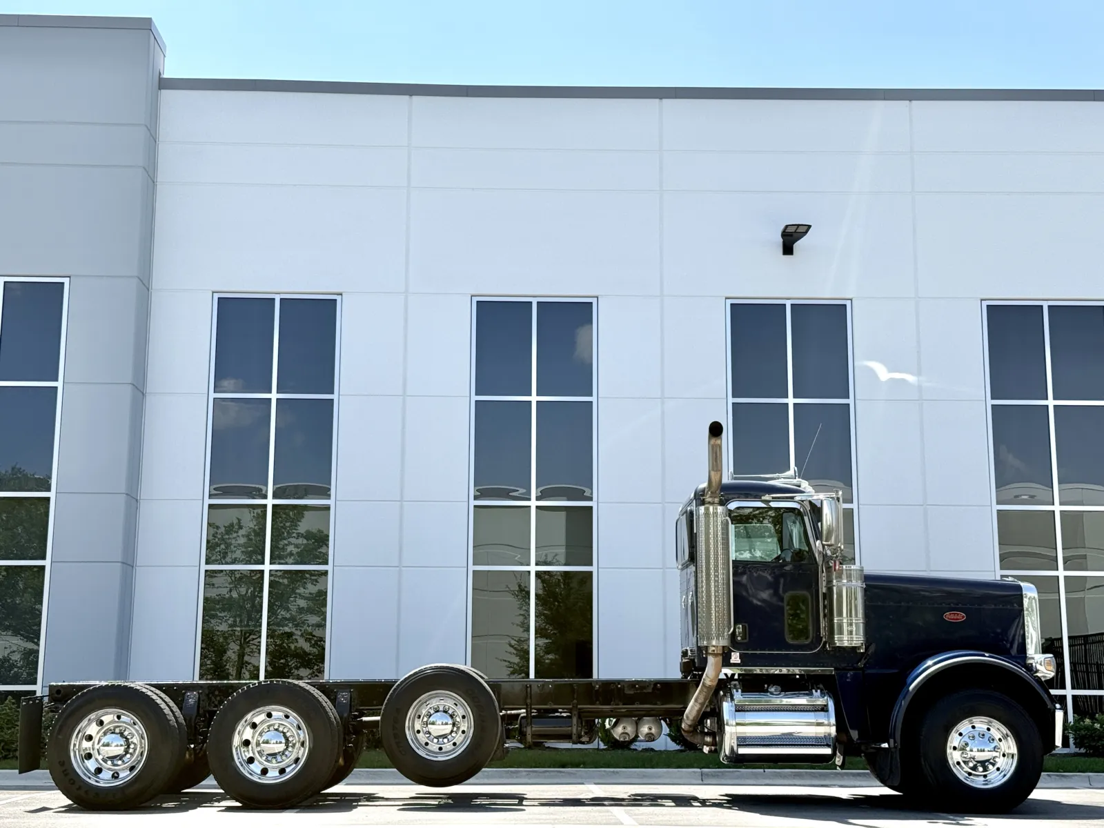 2018 Peterbilt 389 in New Lenox, IL — photo 3