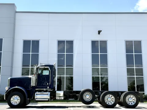 More photos of 2018 PETERBILT 389 at Forge Truck Centers - Illinois, IL