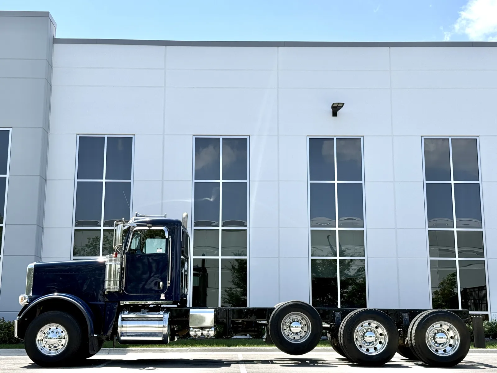 2018 Peterbilt 389 in New Lenox, IL — photo 4