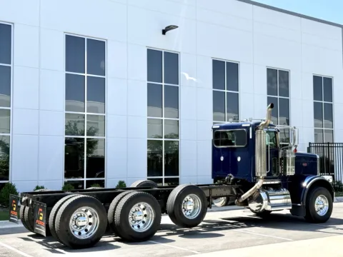 More photos of 2018 PETERBILT 389 at Forge Truck Centers - Illinois, IL
