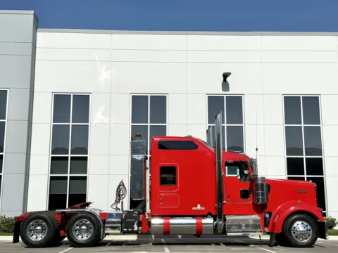 Another view of 2015 KENWORTH W900 for sale in New Lenox, IL at Forge Truck Centers - Illinois
