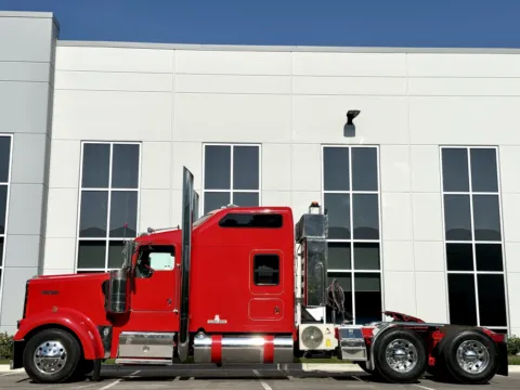 More photos of 2015 KENWORTH W900 at Forge Truck Centers - Illinois, IL