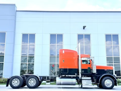 Another view of 2017 PETERBILT 389 for sale in New Lenox, IL at Forge Truck Centers - Illinois
