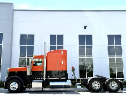 More photos of 2017 PETERBILT 389 at Forge Truck Centers - Illinois, IL