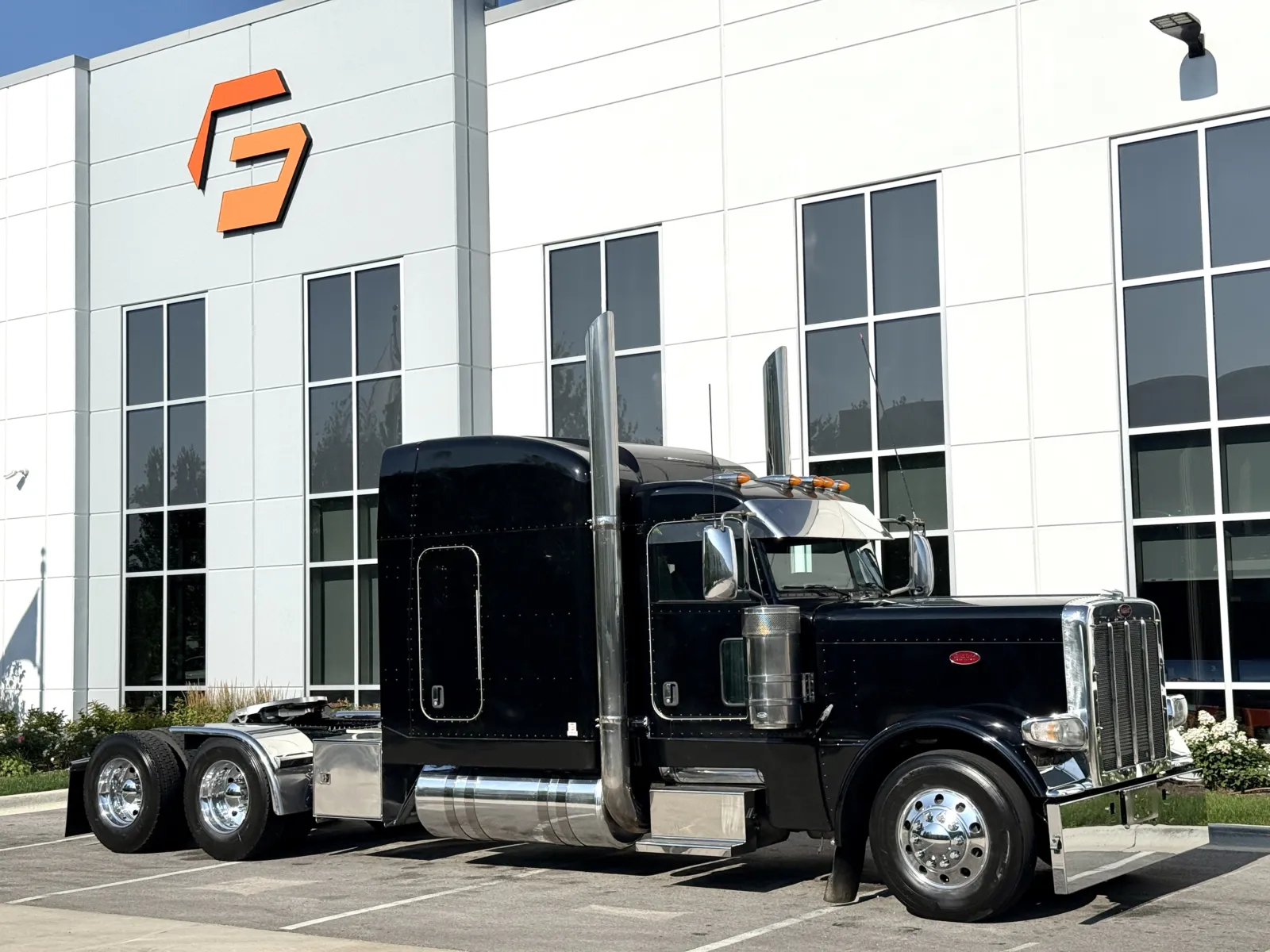 2015 Peterbilt 389 in New Lenox, IL — photo 2