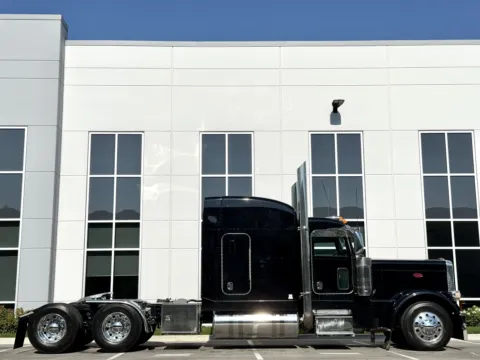 Another view of 2015 PETERBILT 389 for sale in New Lenox, IL at Forge Truck Centers - Illinois