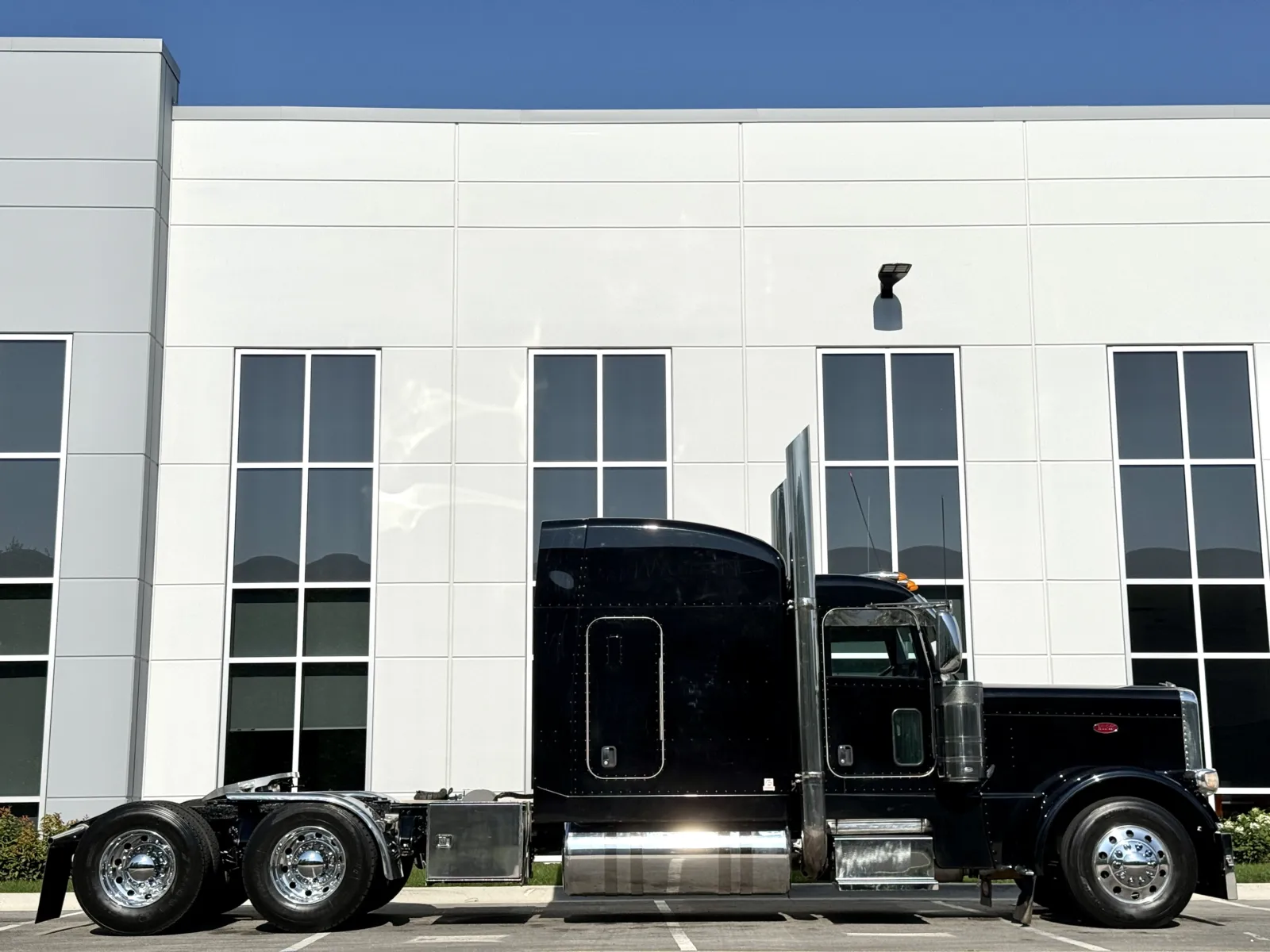 2015 Peterbilt 389 in New Lenox, IL — photo 3