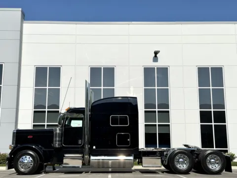 More photos of 2015 PETERBILT 389 at Forge Truck Centers - Illinois, IL