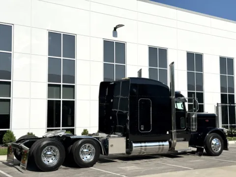 More photos of 2015 PETERBILT 389 at Forge Truck Centers - Illinois, IL