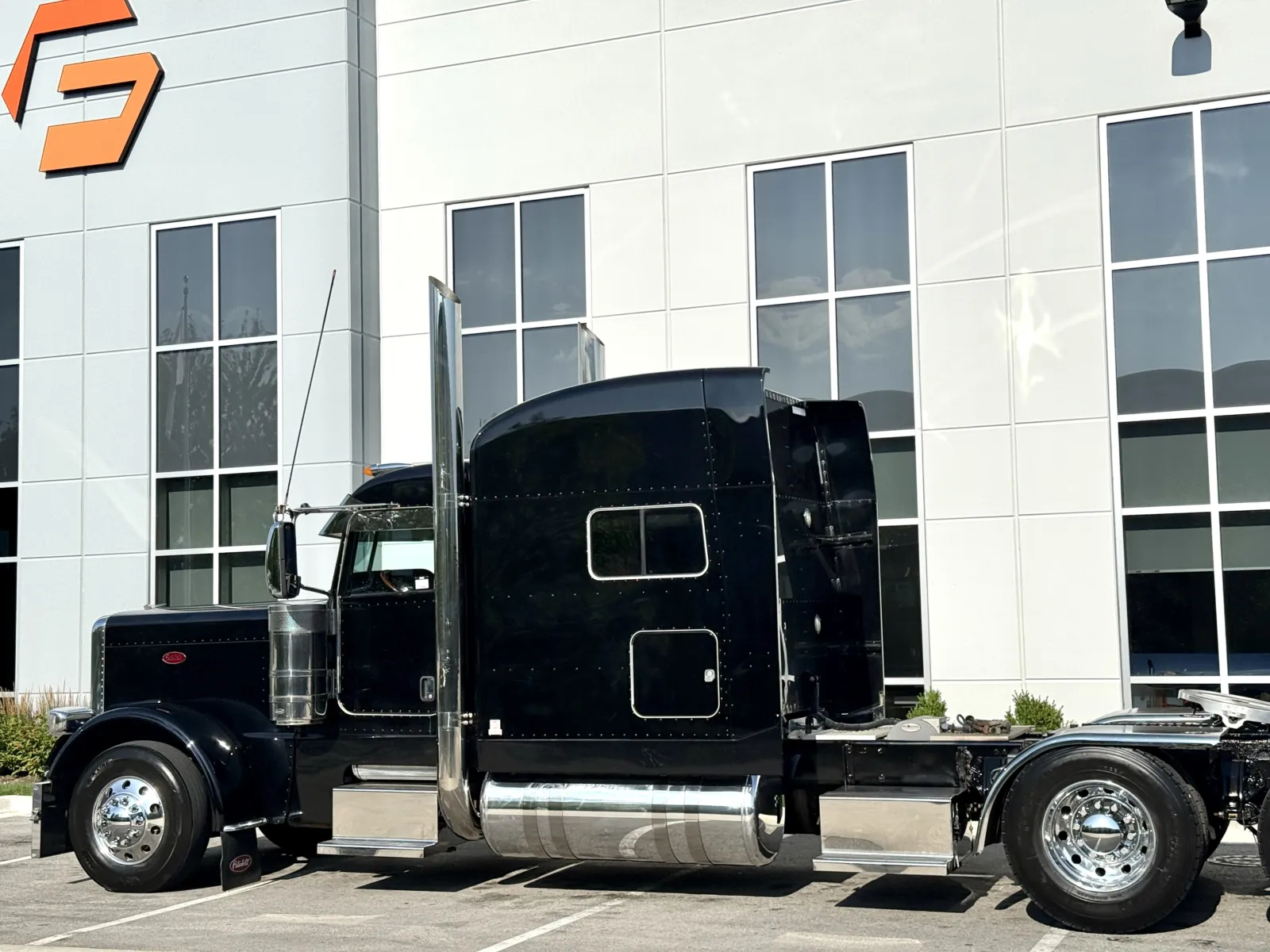 2015 Peterbilt 389 in New Lenox, IL — photo 8