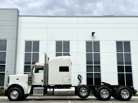 More photos of 2020 PETERBILT 389 at Forge Truck Centers - Illinois, IL
