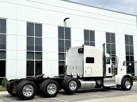 More photos of 2020 PETERBILT 389 at Forge Truck Centers - Illinois, IL