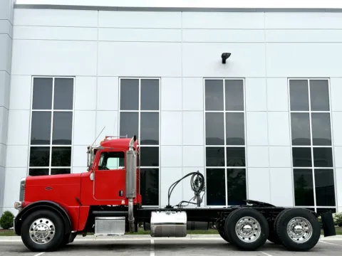 More photos of 2009 PETERBILT 388 at Forge Truck Centers - Illinois, IL