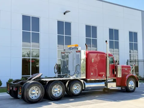 More photos of 2000 PETERBILT 379 at Forge Truck Centers - Illinois, IL