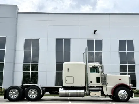 Another view of 2015 PETERBILT 389 for sale in New Lenox, IL at Forge Truck Centers - Illinois