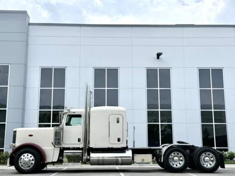 More photos of 2015 PETERBILT 389 at Forge Truck Centers - Illinois, IL