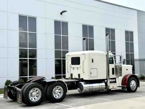 More photos of 2015 PETERBILT 389 at Forge Truck Centers - Illinois, IL