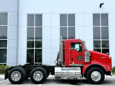 Another view of 2005 KENWORTH T800 for sale in New Lenox, IL at Forge Truck Centers - Illinois