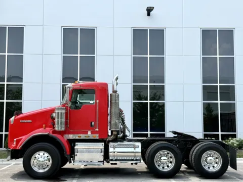 More photos of 2005 KENWORTH T800 at Forge Truck Centers - Illinois, IL
