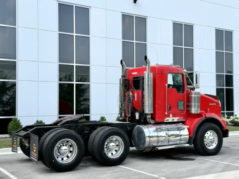 More photos of 2005 KENWORTH T800 at Forge Truck Centers - Illinois, IL