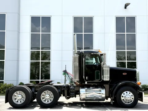Another view of 2005 PETERBILT 378 for sale in New Lenox, IL at Forge Truck Centers - Illinois