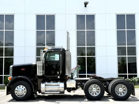 More photos of 2005 PETERBILT 378 at Forge Truck Centers - Illinois, IL