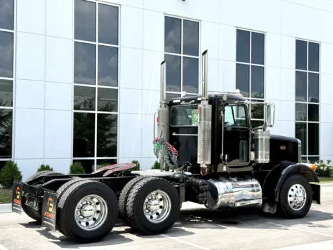 More photos of 2005 PETERBILT 378 at Forge Truck Centers - Illinois, IL