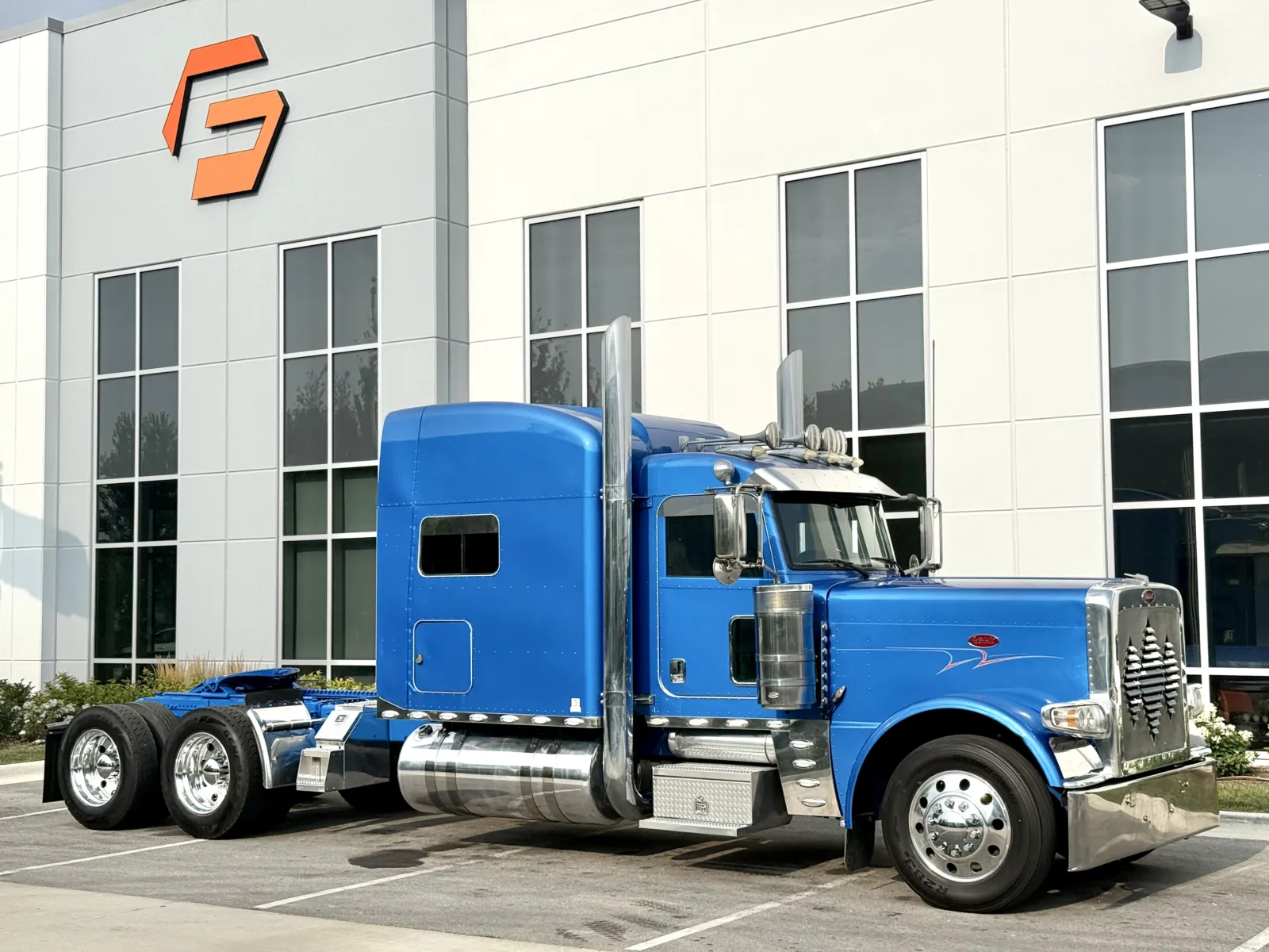 2018 Peterbilt 389 in New Lenox, IL — photo 2