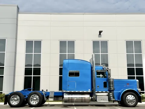 Another view of 2018 PETERBILT 389 for sale in New Lenox, IL at Forge Truck Centers - Illinois