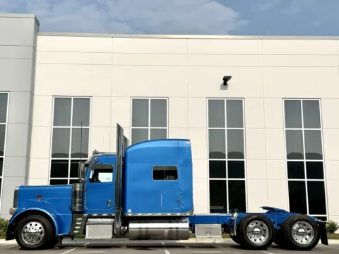 More photos of 2018 PETERBILT 389 at Forge Truck Centers - Illinois, IL