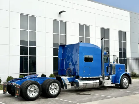 More photos of 2018 PETERBILT 389 at Forge Truck Centers - Illinois, IL